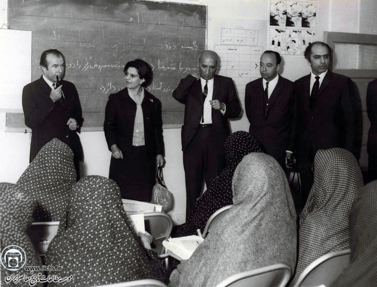 همایون بهادری، دکتر امیر بیرجندی و فریدون هویدا در کلاس پیکار با بی‌سوادی زنان در یک مرکز سواد و کارآموزی
