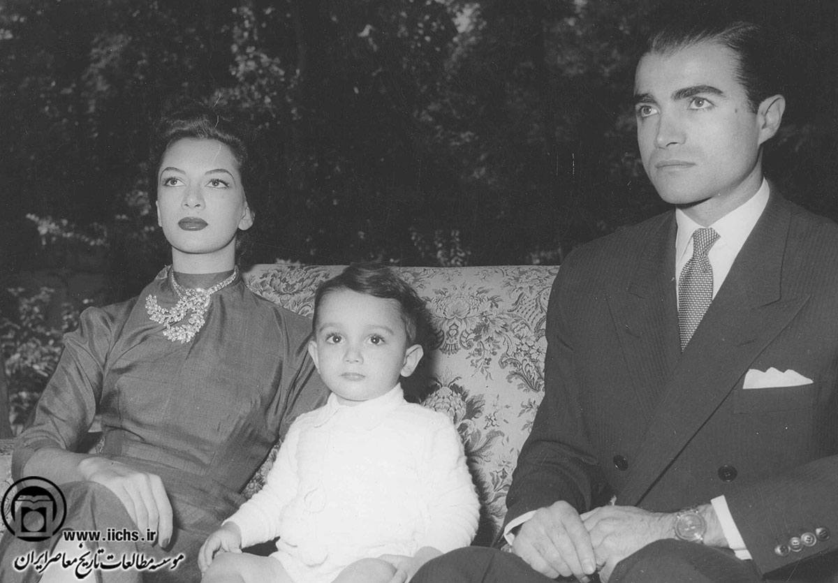 عبدالرضا پهلوی و پری سیما زند به اتفاق فرزندشان کامیار