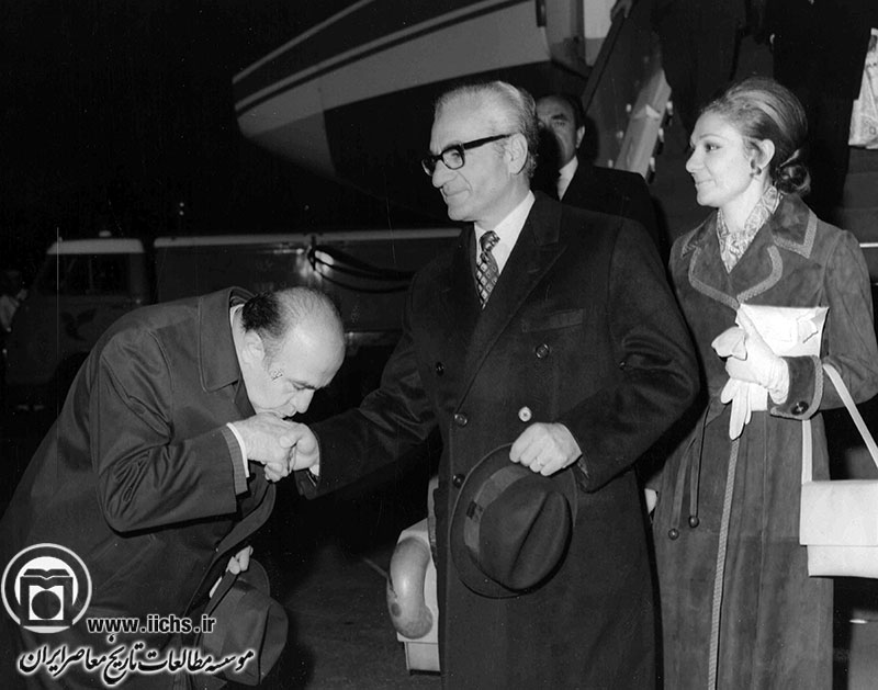 دست‌بوسی امیرعباس هویدا از محمدرضا پهلوی، هنگام استقبال از او در فرودگاه