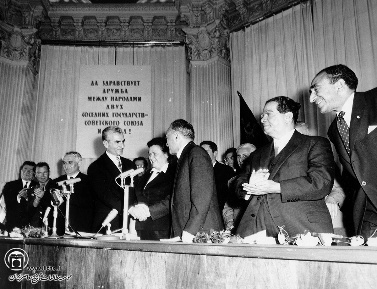 نشست انجمن فرهنگی ایران و شوروی با حضور محمدرضا پهلوی و آناستاس میکویان در مسکو