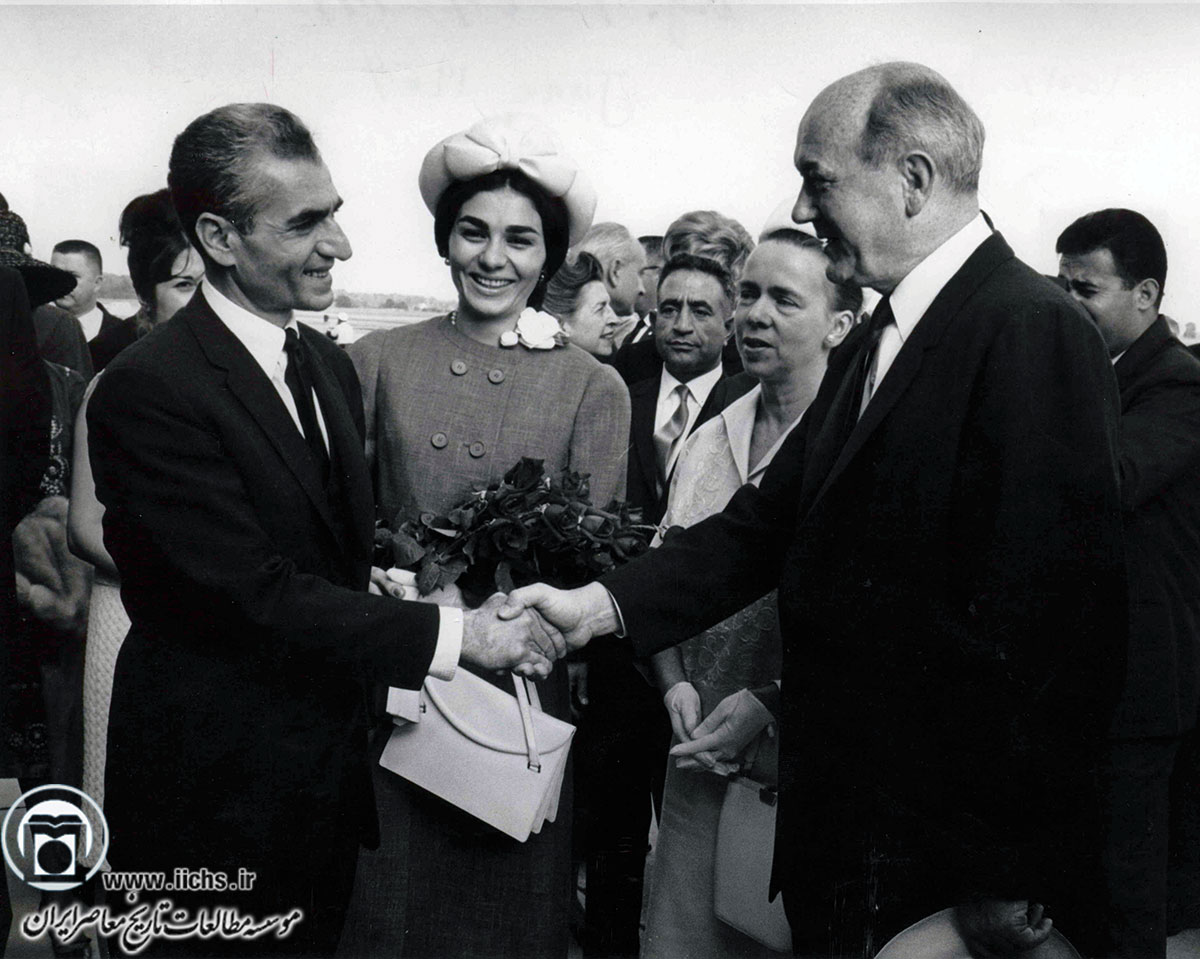 استقبال دین راسک (وزیر امورخارجه آمریکا) و همسرش از محمدرضا پهلوی و فرح در فرودگاه دالاس آمریکا برای شرکت در مراسم افتتاح نمایشگاه هفت‌هزار سال هنر ایران