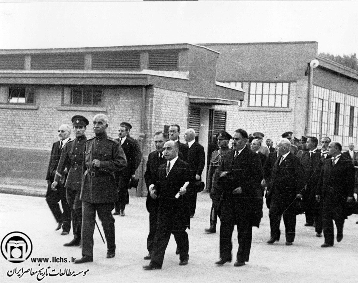 رضاشاه و محمدرضا پهلوی در کارخانه انحصار دخانیات
