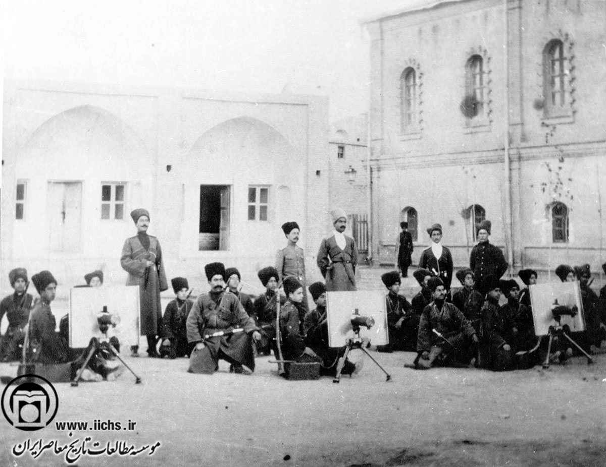 رضاخان پهلوی، فرمانده اتریاد تهران، در حال بازدید از نحوه آموزش مسلسل افراد تحت فرمان خود