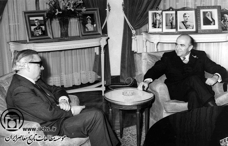ملاقات جورج براون، وزیر امور خارجه انگلستان، با امیرعباس هویدا، نخست‌وزیر، در تهران