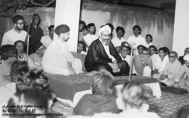 علامه شیخ عبدالحسین امینی در حال سخنرانی در جمع برخی شیعیان کشور هند