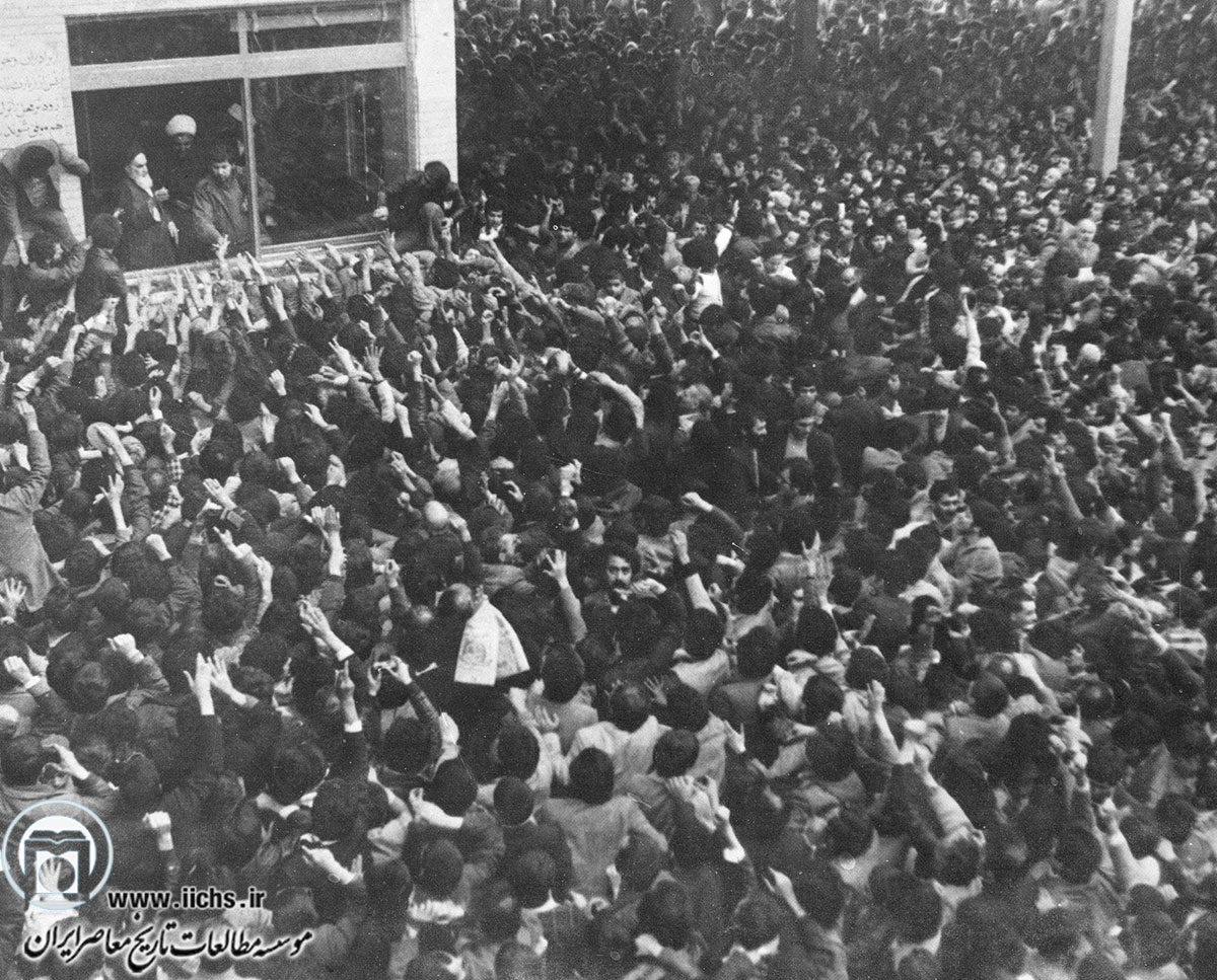 امام خمینی در دیدار عمومی با مردم در مدرسه علوی تهران (بهمن 1357)