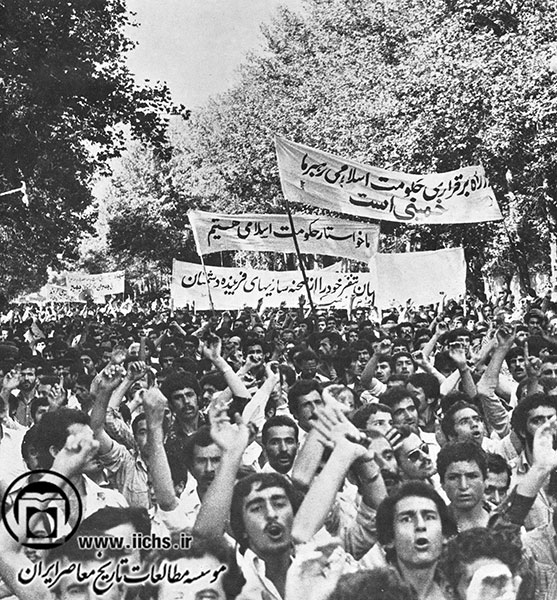 نمایی از راه‌پیمایی مردم تهران در پی اقامه نماز عید فطر (سال 1357)