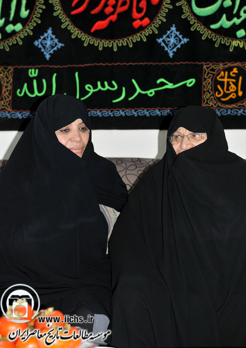 بانو نیره اعظم نواب احتشام‌رضوی، همسر شهید سیدمجتبی نواب صفوی، در کنار فرزندش فاطمه نواب صفوی  