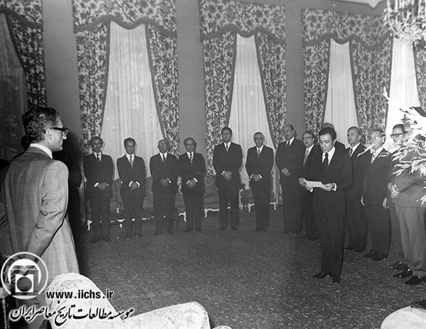محمدرضا پهلوی هنگام ملاقات با جمعی از اعضای کمیته مرکزی حزب مردم (سال 1352)