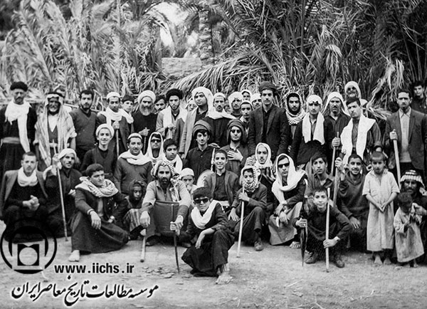 حجت‌الاسلام والمسلمین میرزا محمدحسین سیبویه همراه گروهی از زائران اربعین، در راه کربلا (دهه 40)
