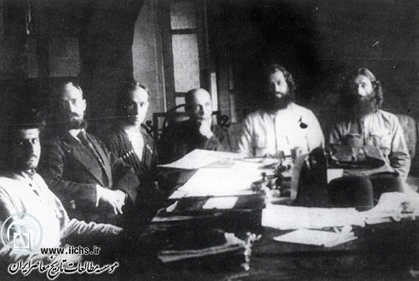 میرزا کوچک‌خان جنگلی در یکی از جلسات مذاکره با نمایندگان دولت شوروی