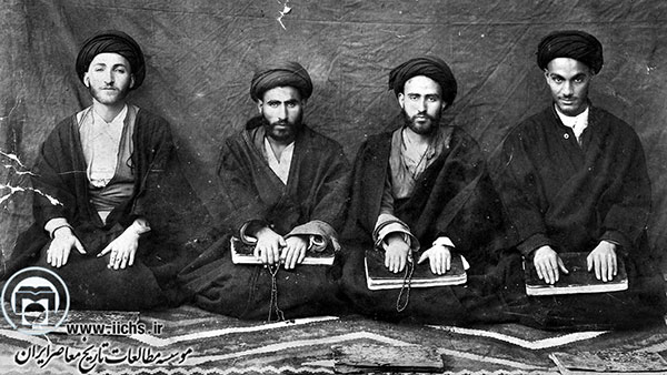 آیت‌الله العظمی سیدشهاب‌الدین مرعشی نجفی (نفر دوم از راست)، در 21 سالگی در کنار چند تن از دوستانش در نجف