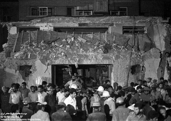 نمایی از محل دفتر حزب جمهوری اسلامی ساعتی پس از انفجار (شبانگاه 7 تیرماه 1360)